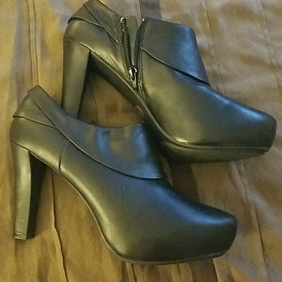Black ankle booties - Picture 2 of 3